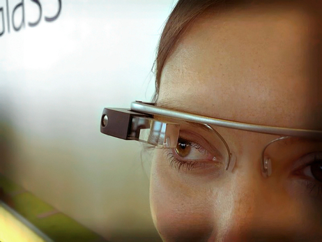 Google Glass detail by Wikimedia Commons