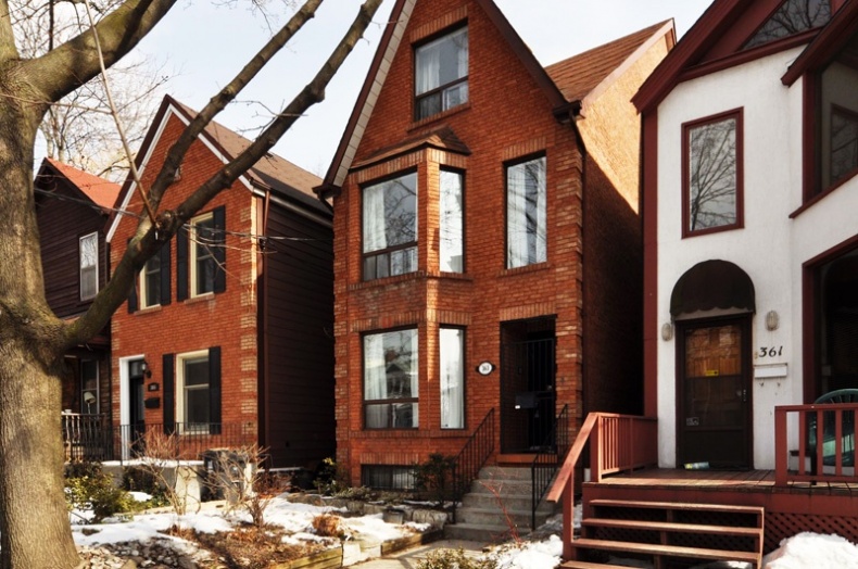 363 HOWLAND AVE